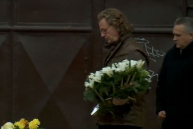 Pe 7 noiembrie, Rieu a depus un buchet de flori în fața clubului Colectiv. A rămas marcat pe viață de tragedie. Credit foto: adevarul.ro