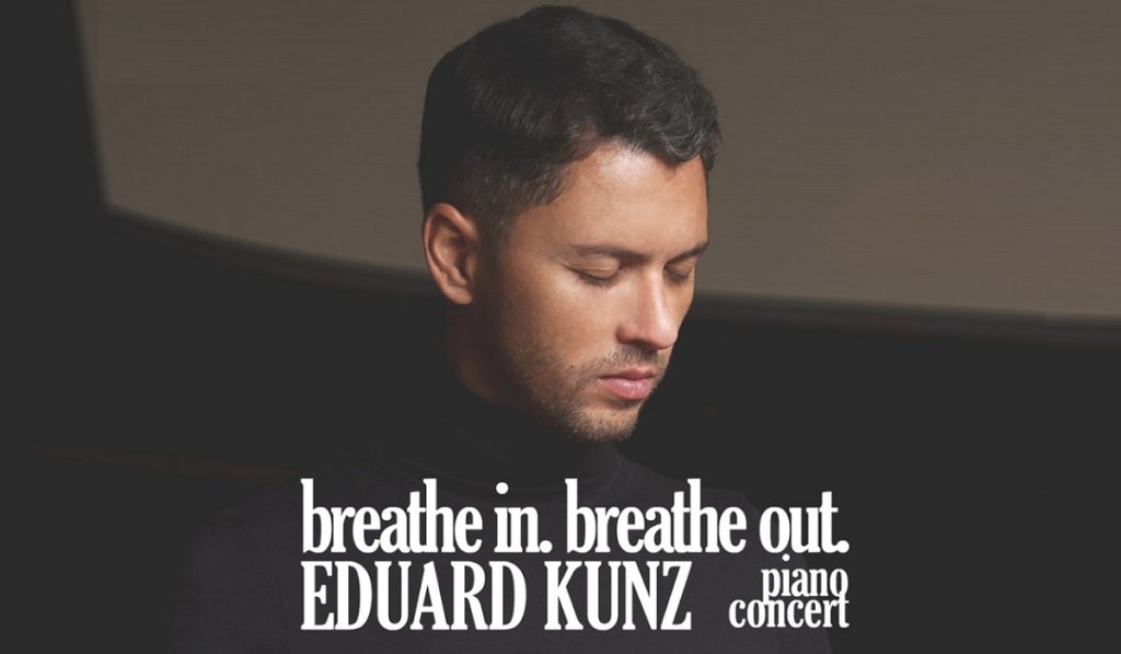 Eduard Kunz privește în jos în cadrul unei sesiuni foto realizate pentru promovarea concertului său de pian Breathe In Breathe Out - Eduard Kunz Piano Concert