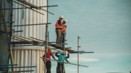 Lucrători din Asia muncesc la înălțime, la o construcție în Maldive